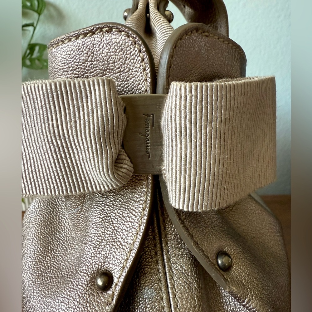 ♦️SOLD♦️ Salvatore Ferragamo Metallic Gold Beige Leather Bow Hobo Bronze Bag - Picture 5 of 16